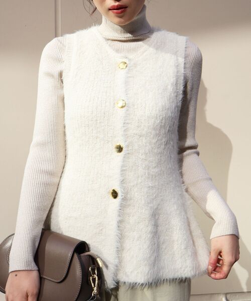 le.coeur blanc（ルクールブラン）の「《WEB限定アイテム》フェザーヤーンラメニットベスト（ベスト・レディース・サックスブルー/オレンジ/ブラック/アイボリー・38）」の2枚目の写真