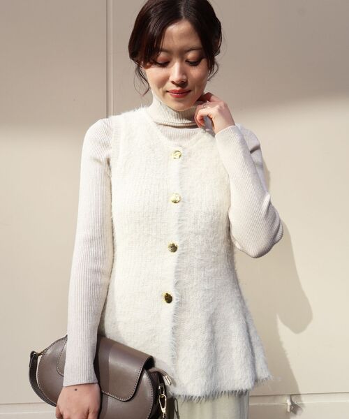 le.coeur blanc（ルクールブラン）の「《WEB限定アイテム》フェザーヤーンラメニットベスト（ベスト・レディース・サックスブルー/オレンジ/ブラック/アイボリー・38）」の21枚目の写真