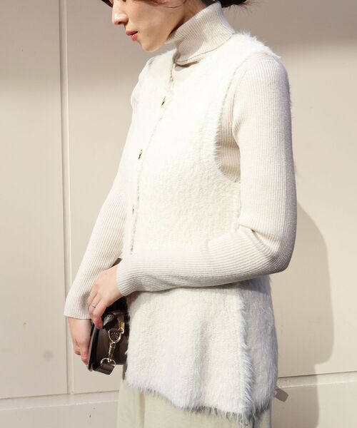 le.coeur blanc（ルクールブラン）の「《WEB限定アイテム》フェザーヤーンラメニットベスト（ベスト・レディース・サックスブルー/オレンジ/ブラック/アイボリー・38）」の19枚目の写真