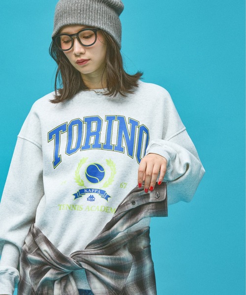 Kappa(カッパ)の「≪Kappa×and ST ウェルネスクラブ≫Tennis Clubデザインスウェット (ユニセックス)(スウェット・レディース・ブラック/ホワイト/グレー・LARGE/SMALL/MEDIUM)」の2枚目の写真