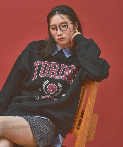 Kappa(カッパ)の「≪Kappa×and ST ウェルネスクラブ≫Tennis Clubデザインスウェット (ユニセックス)(スウェット・レディース・ブラック/ホワイト/グレー・LARGE/SMALL/MEDIUM)」の1枚目の写真