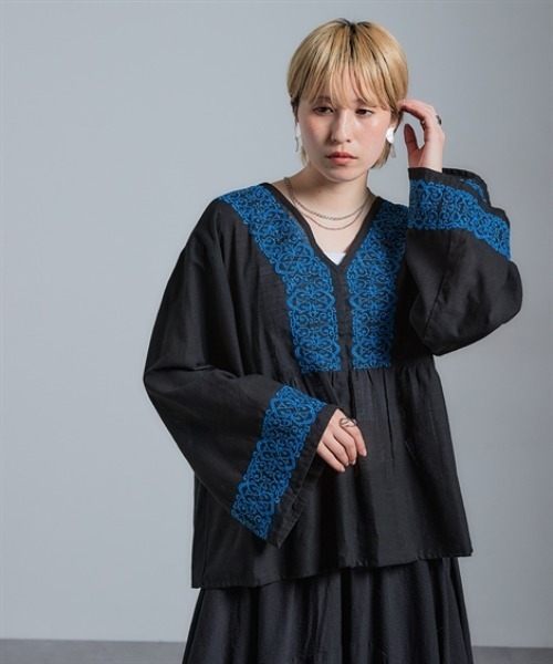 Soiunique（スワユニーク）の「Ｖネック刺しゅうデザイン長袖ブラウス　［Soiunique］（シャツ/ブラウス・レディース・ブラック×ブルー/ブラック×ベージュ・S～Ｍ/L～LL）」の15枚目の写真