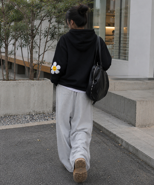 GRAVER（グレーバー）の「[UNISEX]エルボーフラワードットワンポイントホワイトクリップフードティー_ブラック（パーカー・レディース・ブラック・SMALL/MEDIUM/LARGE）」の4枚目の写真