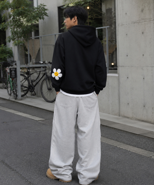 GRAVER（グレーバー）の「[UNISEX]エルボーフラワードットワンポイントホワイトクリップフードティー_ブラック（パーカー・レディース・ブラック・SMALL/MEDIUM/LARGE）」の5枚目の写真