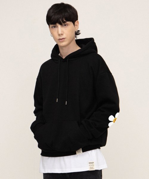 GRAVER（グレーバー）の「[UNISEX]エルボーフラワードットワンポイントホワイトクリップフードティー_ブラック（パーカー・レディース・ブラック・SMALL/MEDIUM/LARGE）」の7枚目の写真