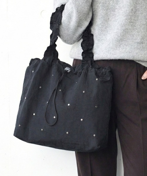 styiro(スタイロ)の「くしゅくしゅショルダー ドロストトートバッグ(トートバッグ・レディース・ブラック/アイボリー/ライトブルー・FREE)」の4枚目の写真