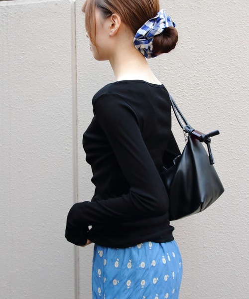 THE SHINZONE(ザ シンゾーン)の「THE SHINZONE/シンゾーン シアーリブロングスリーブTEE SHEER RIB LONG SLEEVE TEE 26SMSCU07(Tシャツ/カットソー・レディース・ネイビー/ブラウン/ブラック・FREE)」の5枚目の写真