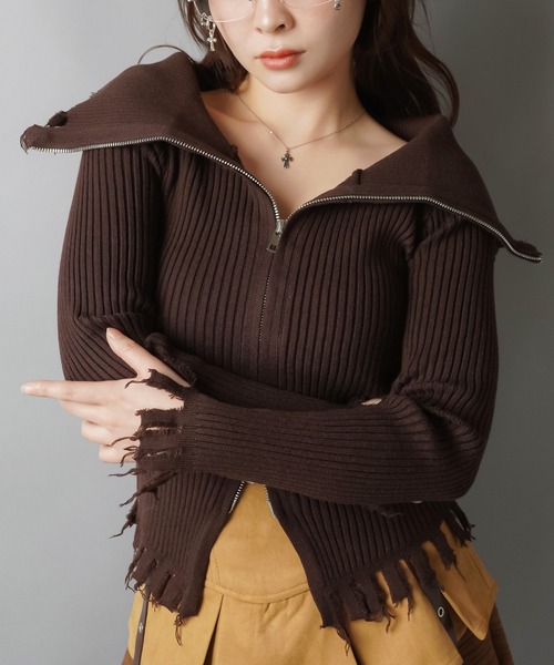 SPINNS(スピンズ)の「ダメージオフショルジップニット(ニット/セーター・レディース・ブラウン/ブラック/グレー・ONESIZE)」の3枚目の写真
