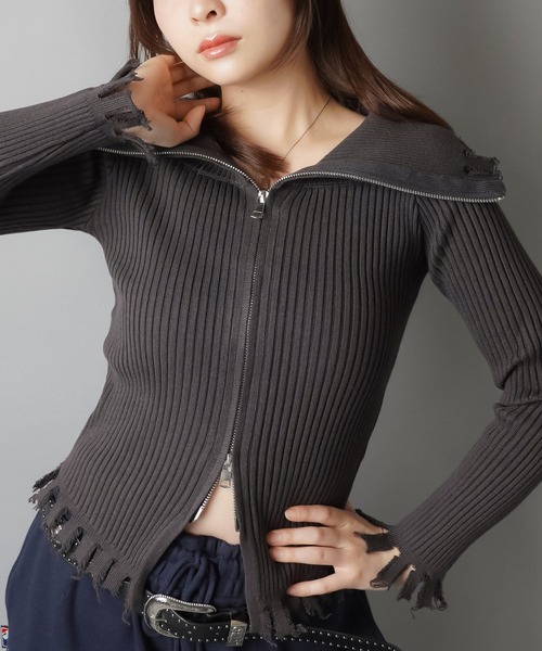 SPINNS(スピンズ)の「ダメージオフショルジップニット(ニット/セーター・レディース・ブラウン/ブラック/グレー・ONESIZE)」の1枚目の写真