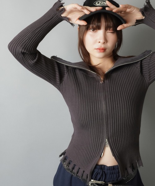 SPINNS(スピンズ)の「ダメージオフショルジップニット(ニット/セーター・レディース・ブラウン/ブラック/グレー・ONESIZE)」の14枚目の写真
