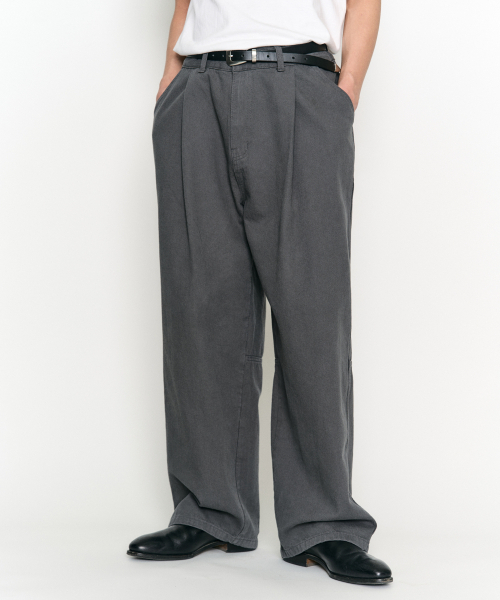 COFWI(コフウィー)の「ワイドツータックコットンポケットパンツチャコール(その他パンツ・メンズ・その他・1(S)/2(M)/3(L))」の1枚目の写真