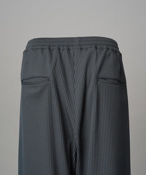 MAISON SPECIAL(メゾンスペシャル)の「《UNISEX》Omega Rib Pin Tuck Prime-Wide Pants/オメガリブピンタックプライムワイドパンツ【MAISON SPECIAL/メゾンスペシャル】■セットアップ対応■(スラックス・メンズ・グレー/チャコールグレー/ブラック・0/1/2)」の12枚目の写真