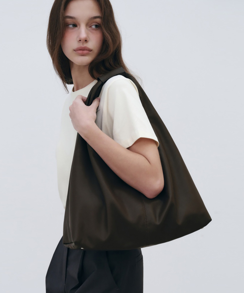 LOEIL(ロエイユ)の「クラシックハンドルレザーホーボバッグ - ブラウン(ショルダーバッグ・レディース・その他・ONE SIZE)」の3枚目の写真
