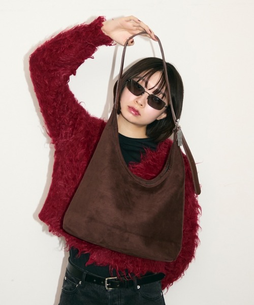 TONER（トナー）の「スエードトーンバッグ/ロゴプレート付き（ショルダーバッグ・レディース・ブラック/ベージュ/ブラウン・FREE）」の2枚目の写真