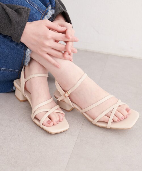 natural couture(ナチュラルクチュール)の「スムース細ヒモサンダル(サンダル・レディース・グレイッシュベージュ/アイボリー/ブラック・LARGE/MEDIUM)」の1枚目の写真