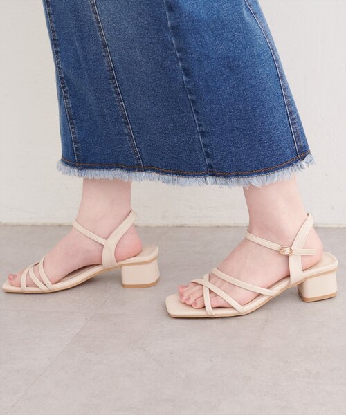 natural couture(ナチュラルクチュール)の「スムース細ヒモサンダル(サンダル・レディース・グレイッシュベージュ/アイボリー/ブラック・LARGE/MEDIUM)」の4枚目の写真