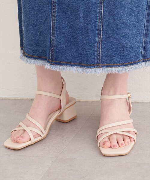 natural couture(ナチュラルクチュール)の「スムース細ヒモサンダル(サンダル・レディース・グレイッシュベージュ/アイボリー/ブラック・LARGE/MEDIUM)」の5枚目の写真