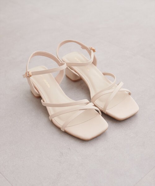 natural couture(ナチュラルクチュール)の「スムース細ヒモサンダル(サンダル・レディース・グレイッシュベージュ/アイボリー/ブラック・LARGE/MEDIUM)」の6枚目の写真