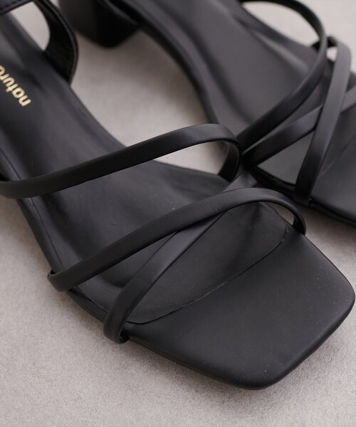 natural couture(ナチュラルクチュール)の「スムース細ヒモサンダル(サンダル・レディース・グレイッシュベージュ/アイボリー/ブラック・LARGE/MEDIUM)」の7枚目の写真