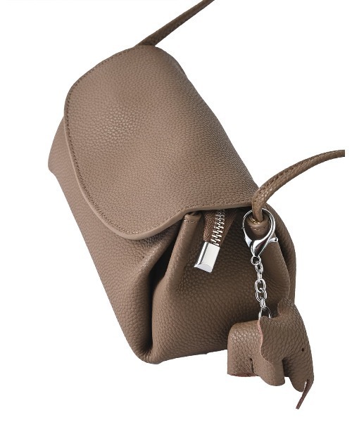 STYLE DELI(スタイルデリ)の「【DELI by】エレファントチャーム付きリアルレザーショルダーバッグ(ショルダーバッグ・レディース・ブラック/ブラウン/グレイッシュベージュ・FREE)」の1枚目の写真