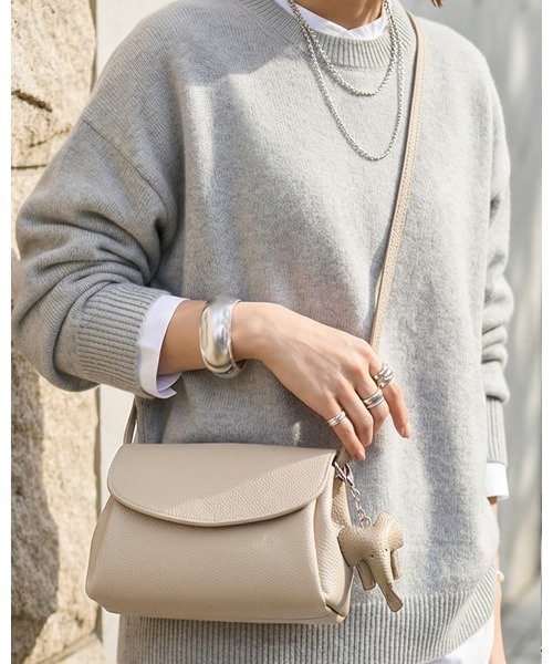 STYLE DELI(スタイルデリ)の「【DELI by】エレファントチャーム付きリアルレザーショルダーバッグ(ショルダーバッグ・レディース・ブラック/ブラウン/グレイッシュベージュ・FREE)」の3枚目の写真