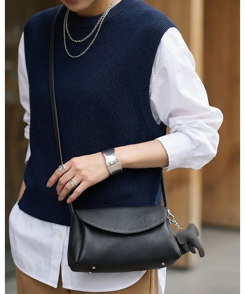 STYLE DELI(スタイルデリ)の「【DELI by】エレファントチャーム付きリアルレザーショルダーバッグ(ショルダーバッグ・レディース・ブラック/ブラウン/グレイッシュベージュ・FREE)」の2枚目の写真