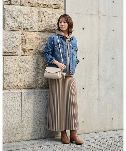 STYLE DELI(スタイルデリ)の「【DELI by】エレファントチャーム付きリアルレザーショルダーバッグ(ショルダーバッグ・レディース・ブラック/ブラウン/グレイッシュベージュ・FREE)」の5枚目の写真