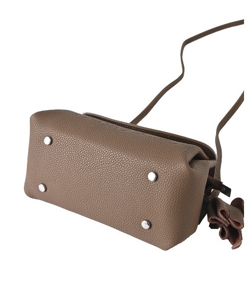 STYLE DELI(スタイルデリ)の「【DELI by】エレファントチャーム付きリアルレザーショルダーバッグ(ショルダーバッグ・レディース・ブラック/ブラウン/グレイッシュベージュ・FREE)」の15枚目の写真