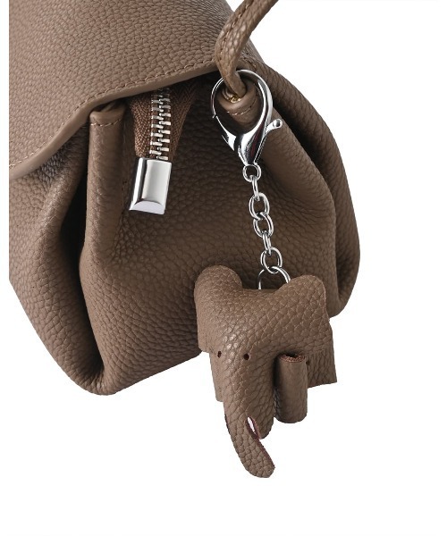 STYLE DELI(スタイルデリ)の「【DELI by】エレファントチャーム付きリアルレザーショルダーバッグ(ショルダーバッグ・レディース・ブラック/ブラウン/グレイッシュベージュ・FREE)」の16枚目の写真