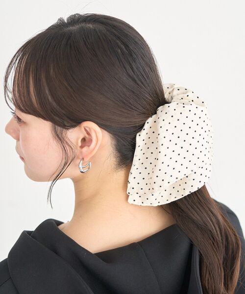 earth music&ecology（アースミュージックアンドエコロジー）の「ドット2段フリルバンス（その他ヘアアクセサリー・レディース・ブラック/アイボリー・FREE）」の2枚目の写真