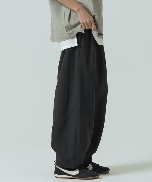 SLICK(スリック)の「【SLICK/スリック】Toro Stretch Two Tuck Balloon Pants/トロストレッチツータックバルーンパンツ(スラックス・メンズ・グレイッシュベージュ/ブラック/チャコールグレー・3/2/1)」の2枚目の写真