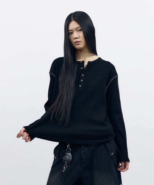 AAKAM（アーカム）の「Henry Neck Waffle Long Sleeve (Black)（Tシャツ/カットソー・レディース・その他・1/2）」の18枚目の写真