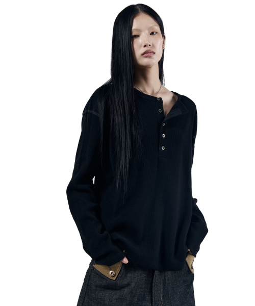 AAKAM（アーカム）の「Henry Neck Waffle Long Sleeve (Black)（Tシャツ/カットソー・レディース・その他・1/2）」の8枚目の写真