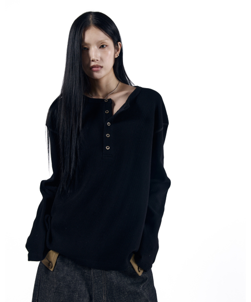 AAKAM（アーカム）の「Henry Neck Waffle Long Sleeve (Black)（Tシャツ/カットソー・レディース・その他・1/2）」の9枚目の写真