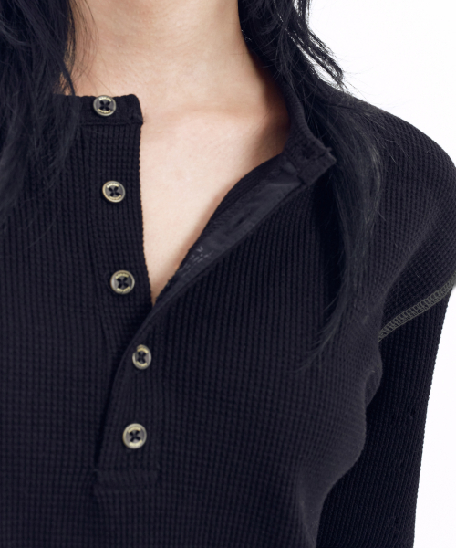 AAKAM（アーカム）の「Henry Neck Waffle Long Sleeve (Black)（Tシャツ/カットソー・レディース・その他・1/2）」の2枚目の写真