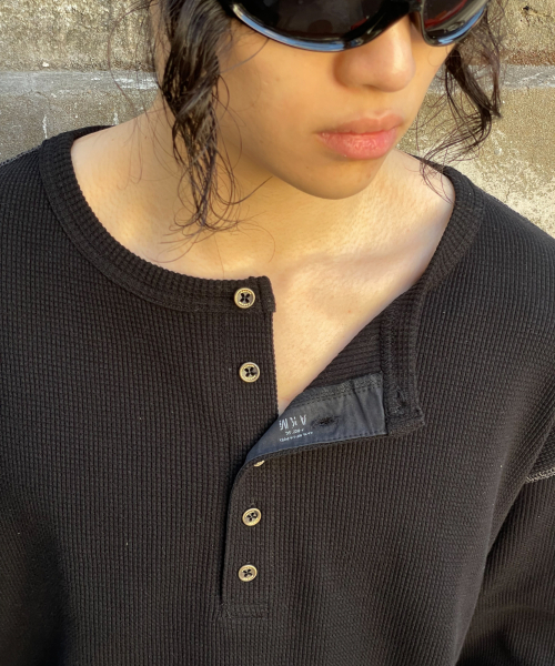 AAKAM（アーカム）の「Henry Neck Waffle Long Sleeve (Black)（Tシャツ/カットソー・レディース・その他・1/2）」の16枚目の写真