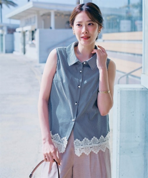 nissen(ニッセン)の「裾レースノースリーブブラウス(シャツ/ブラウス・レディース・ネイビー/オフホワイト・LL/L/M/S)」の2枚目の写真