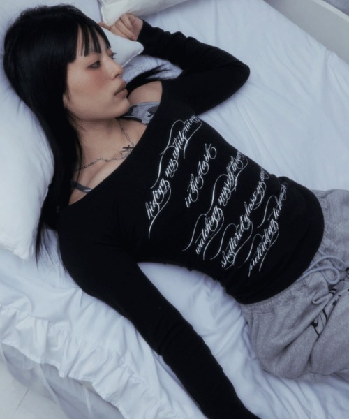 NIIER NOR(ニアノア)の「A'GEM/9 × .kom 『NIIER NOR/ニーアノア』 LAYERED OFF-SHOULDER SLIM TEE/レイヤードオフショルダースリム長袖Tシャツ(Tシャツ/カットソー・レディース・ブラック/グレー・FREE)」の3枚目の写真