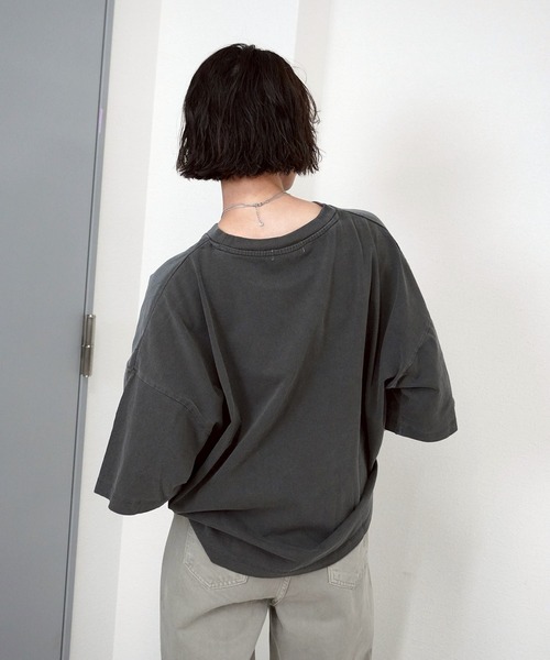gossara（ゴサラ）の「【大人気アイテム再登場】ピグメント袖スリットプルオーバー（Tシャツ/カットソー・レディース・チャコールグレー/グレイッシュベージュ/アイボリー/ブラウン/ブルー・FREE）」の6枚目の写真