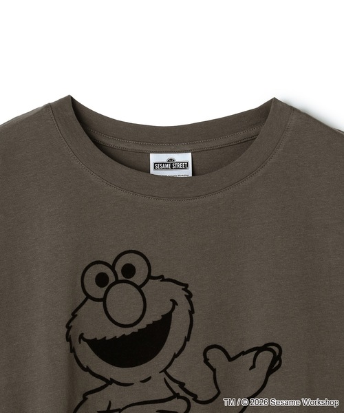 SESAME STREET(セサミストリート)の「【セサミストリート/SESAME STREET】エルモ/ELMOフロッキープリント半袖Tシャツ(2026SS)(Tシャツ/カットソー・レディース・オレンジ/グレー/オフホワイト・LL/3L/L/M)」の4枚目の写真