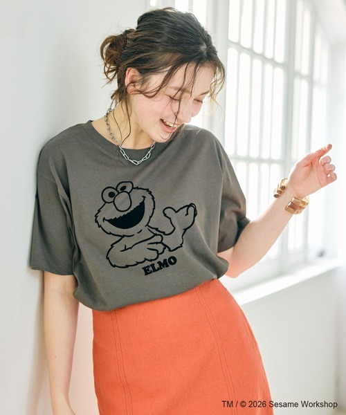SESAME STREET(セサミストリート)の「【セサミストリート/SESAME STREET】エルモ/ELMOフロッキープリント半袖Tシャツ(2026SS)(Tシャツ/カットソー・レディース・オレンジ/グレー/オフホワイト・LL/3L/L/M)」の2枚目の写真