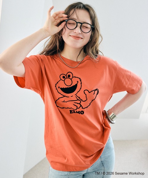 SESAME STREET(セサミストリート)の「【セサミストリート/SESAME STREET】エルモ/ELMOフロッキープリント半袖Tシャツ(2026SS)(Tシャツ/カットソー・レディース・オレンジ/グレー/オフホワイト・LL/3L/L/M)」の3枚目の写真