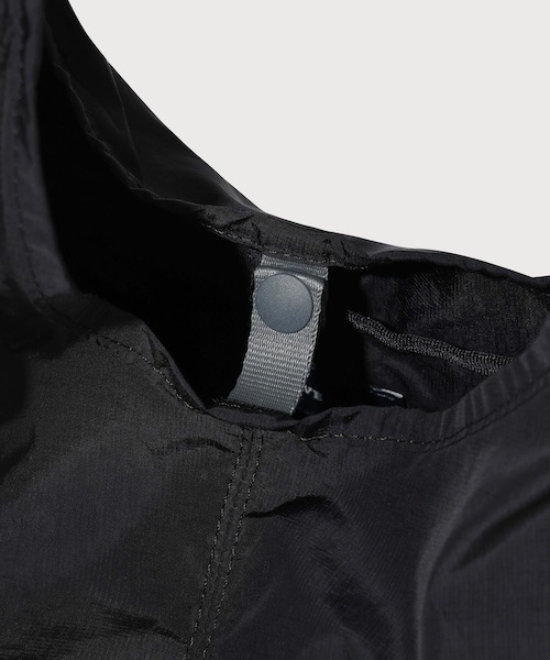 COVERNAT(カバーナット)の「LIGHT NYLON ECO BAG(エコバッグ/サブバッグ・メンズ・アイボリー/ブラック・FREE)」の17枚目の写真