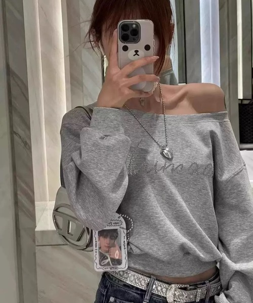 VIBGYOR（ヴィブジョー）の「【EIZZ/アイズ】ラインストーン ロゴ プルオーバー ショート丈 オフショル スウェット（スウェット・レディース・グレー・FREE）」の2枚目の写真