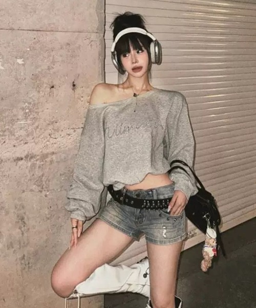 VIBGYOR（ヴィブジョー）の「【EIZZ/アイズ】ラインストーン ロゴ プルオーバー ショート丈 オフショル スウェット（スウェット・レディース・グレー・FREE）」の3枚目の写真