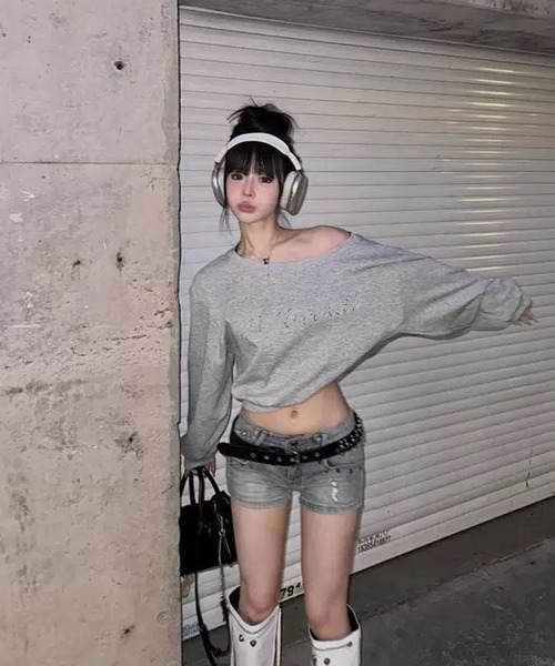 VIBGYOR（ヴィブジョー）の「【EIZZ/アイズ】ラインストーン ロゴ プルオーバー ショート丈 オフショル スウェット（スウェット・レディース・グレー・FREE）」の4枚目の写真