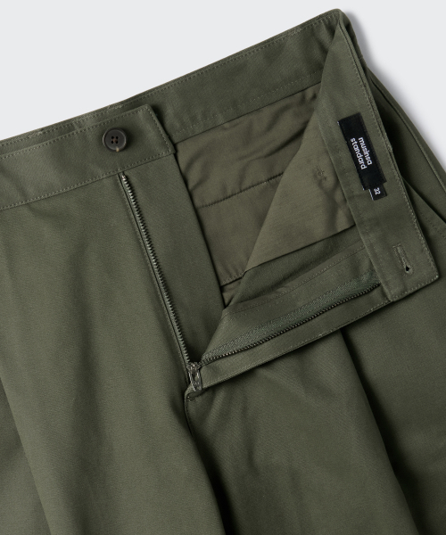 MUSINSA STANDARD（ムシンサスタンダード）の「ブラシドワンタックワイドチノパンツ[カーキ]（その他パンツ・メンズ・その他・26/27/28/29/30/31/32/33/34/36/38/40/42）」の4枚目の写真