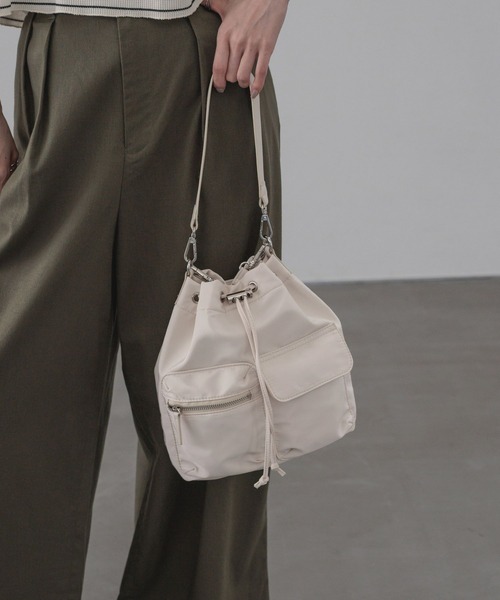 LOWRYS FARM（ローリーズファーム）の「ポケツキキンチャクＢＡＧ 675929（ショルダーバッグ・レディース・アイボリー/ブラック・FREE）」の2枚目の写真