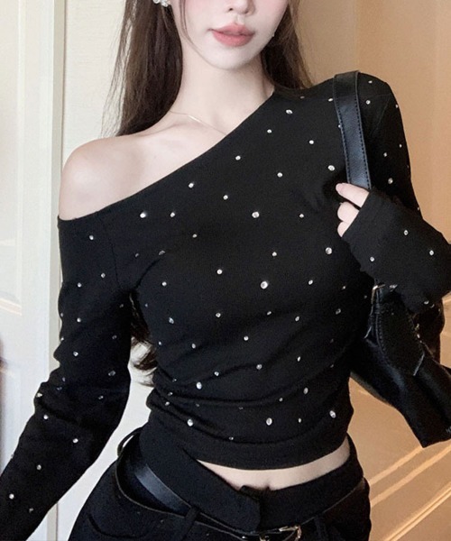 Flugge(フラッジー)の「オフショルダーラメ長袖トップス(その他トップス・レディース・ホワイト/ブラック・LARGE/MEDIUM)」の2枚目の写真