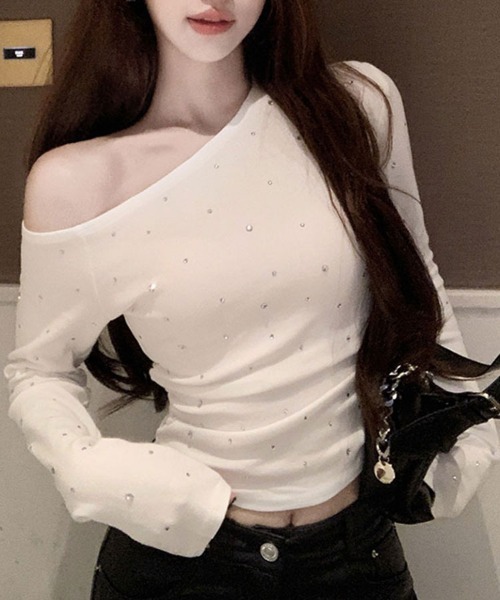 Flugge(フラッジー)の「オフショルダーラメ長袖トップス(その他トップス・レディース・ホワイト/ブラック・LARGE/MEDIUM)」の19枚目の写真